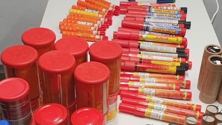 Captură impresionantă a Jandarmeriei! Ultrașii celor de la CSA Steaua au încercat să intre cu materiale pirotehnice pe stadionul Ghencea: „Aceste acțiuni constituie fapte de natură penală și sunt pedepsite”