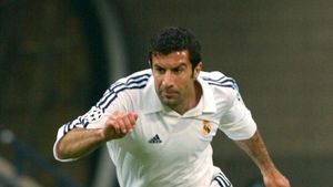 Figo e încă "galactic"! VIDEO Gol superb marcat în amicalul legendelor: Real Madrid - Juventus 2-1