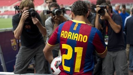VIDEO** Barcelona l-a prezentat pe Adriano! "E un tren pe care nu îl pot pierde"