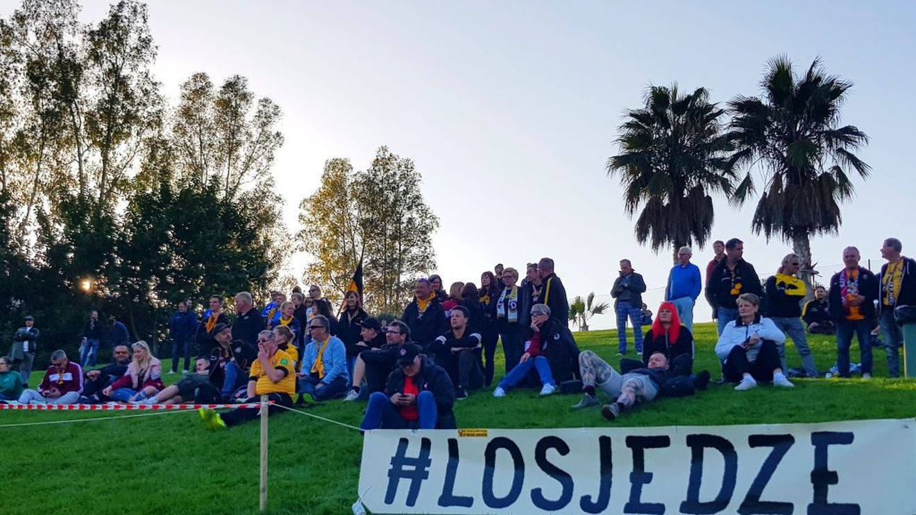 Rar se vede așa ceva pe un stadion de fotbal! Gest incredibil al suporterilor nemți în timpul meciului cu Dinamo | FOTO EXCLUSIV