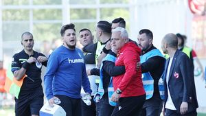 Apelul PCH a fost în zadar! Fanii lui Dinamo au provocat incidente la meciul cu Unirea Dej! Se joacă derby-ul cu Steaua fără spectatori? | VIDEO EXCLUSIV