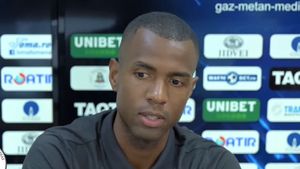 El chiar este peste tot acasă. Fotbalistul care vorbește 7 limbi, a locuit în 5 țări și vrea cetățenia română, ca să joace la națională. De la „unicul copil de culoare care juca hochei pe gheață”, la „mâncam acasă la Cavani” | INTERVIU EXCLUSIV