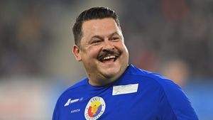 „Sunt la volan. E zi mare”. Vedeta PRO TV a plecat din Bucureşti spre Bănie pentru meciul Craiovei cu Başakşehir