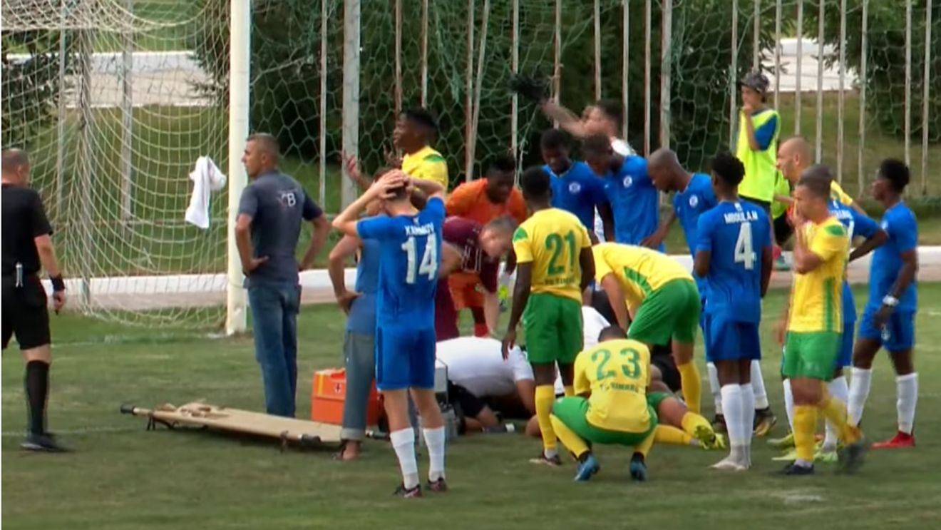 Fotbalistul a fost lovit violent într-un meci din Super Liga și a intrat în comă! Scene horror cu momentul accidentării | VIDEO