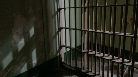 Milionarul care vrea să pună mâna pe Primăria Bucureștiului după Nicușor Dan a făcut o biserică în pușcărie: „Era o magazie înainte”