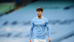 Fosta iubită a lui John Stones spune că starul lui Manchester City i-a făcut viața un iad!  A părăsit-o pentru o altă femeie + venea de la cazino și arunca în ea cu bani: „A fost un măgar! A devenit un abuzator”