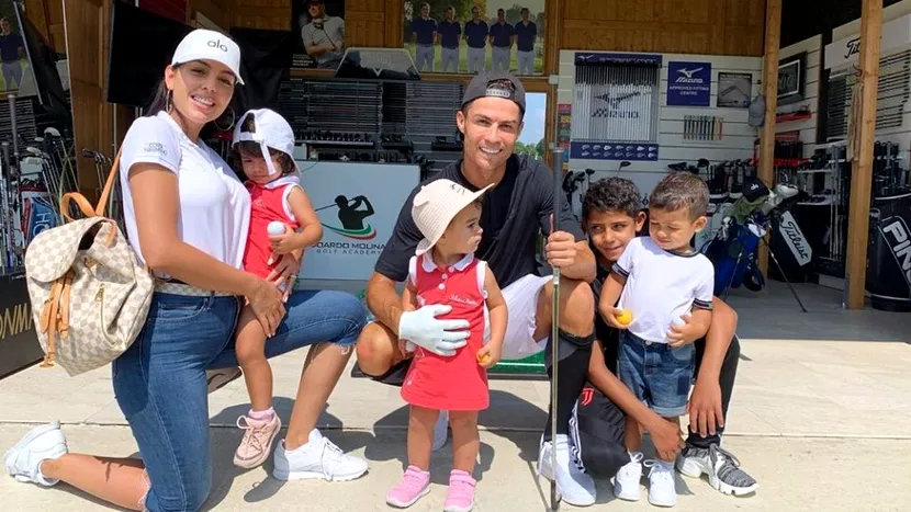 FOTO | Cristiano Ronaldo, vacanță de poveste cu iubita și cei patru copii ai săi