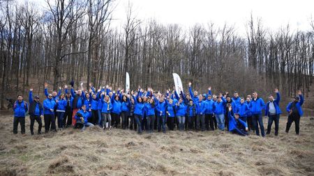 Peste 100 de voluntari ai Fundației Țiriac și Țiriac Auto și-au unit forțele în cadrul programului Plantăm fapte bune în România pentru a împăduri o enclavă forestieră în județul Argeș