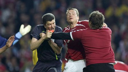 VIDEO Fanul care a primit cea mai mare amendă din istoria fotbalului!** Vezi cât are de plătit