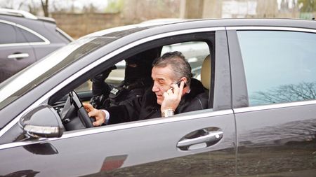 Vizită FULGER a lui Gigi Becali în vestiarul Stelei!** I-a încurajat pe jucători, dar l-a băgat în sperieți pe Ilie Stan