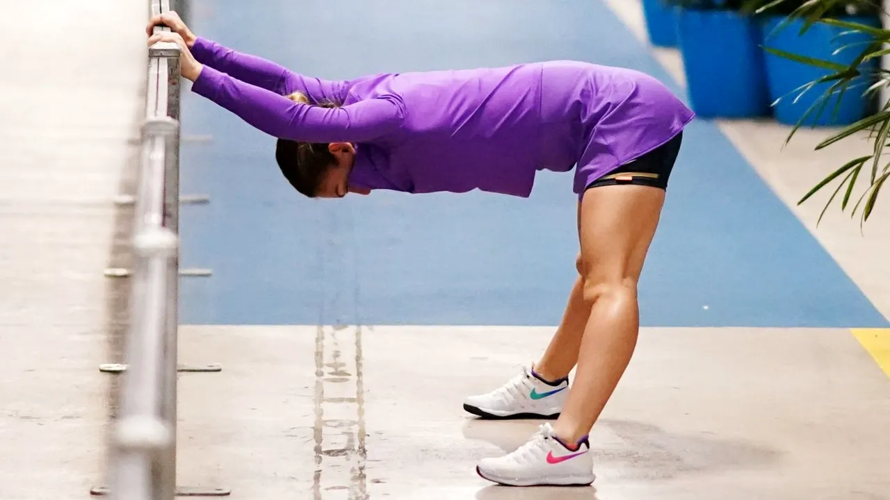 Imaginea zilei la Melbourne! Simona Halep i-a sedus pe organizatorii de la Australian Open în timpul unei sesiuni de stretching: „Revine aici în stil mare!