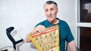 Frățilă, gloria uitată. Vara trecută, legenda lui Dinamo a donat un fanion unicat, vechi de 50 de ani, pentru muzeul clubului. În mai 2014, nu a fost invitat la inaugurare
