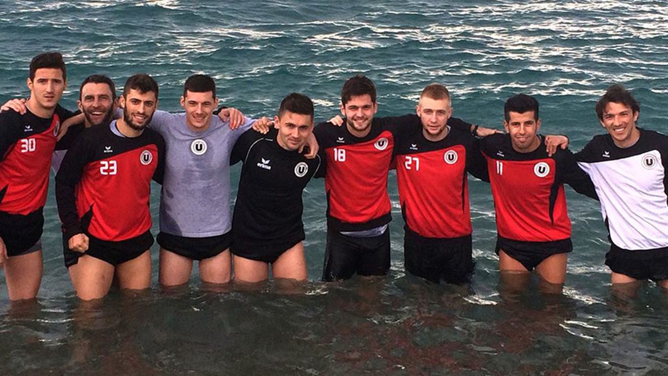 FOTO | "U" Cluj a "sărbătorit" cu o baie rece în Mediterană tragerea la sorți din Cupă. Ogăraru: "E ceea ce ne-am dorit"