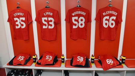 Povestea puștiului de 18 ani de la Liverpool care a fost titular pe Old Trafford. "Mama a început să plângă după ce i-am spus că joc"