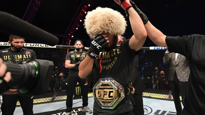 Povestea fabuloasă a lui Khabib Nurmagomedov. „Vulturul" care a trecut de la lupte de stradă, la antrenamente ca în filme și dominația din UFC