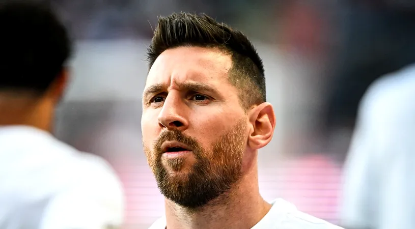 Lionel Messi nu conduce precum driblează! Campionul mondial a trecut pe roșu și a evitat un accident în ultima clipă | VIDEO