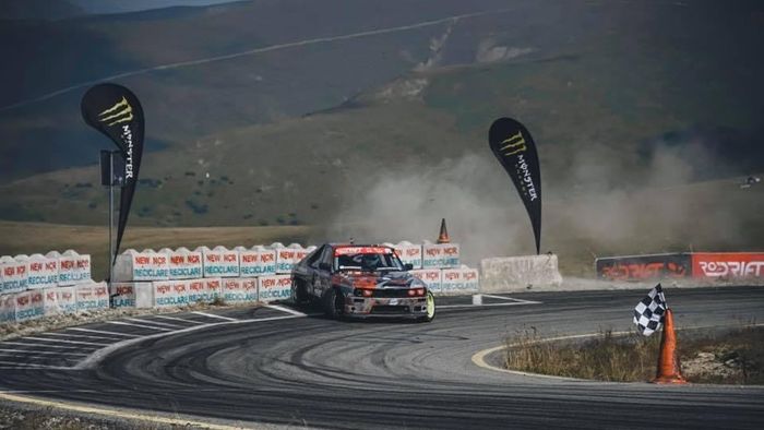 Campionul național de drift se decide pe acoperișul României. Etapa adună 30.000 de cai putere