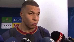Kylian Mbappe a dat ochii peste cap și a plecat de la interviu atunci când a auzit o întrebare a reporterilor! Imagini sugestive cu starul francez, după PSG - Borussia Dortmund 0-1