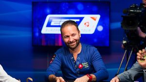 Cum să pierzi o mână de 575.700 de dolari când ai full! Imagini spectaculoase cu românul Daniel Negreanu într-una dintre cele mai nebune partide de poker din toate timpurile | VIDEO