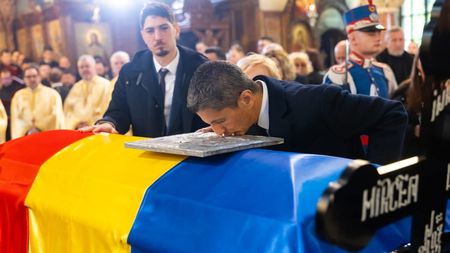 Imagini emoționante din interiorul bisericii în timpul slujbei pentru Mircea Lucescu