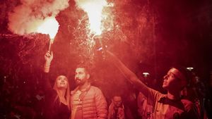 Suporterii unui club de top din Europa, sărbătoare nebună în România! Au ieșit în stradă și i-au șocat pe șoferii din trafic: „Ce se întâmplă aici?” | VIDEO EXCLUSIV