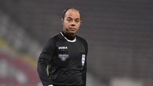 Marius Avram dă verdictul în cele două faze controversate ale meciului Dinamo - Voluntari 1-1, care poate fi echivalent cu retrogradarea directă a "câinilor"! Ce decizii eronate a luat Radu Petrescu şi ce rol a avut VAR, prin Sebastian Colțescu pentru a-l salva. EXCLUSIV