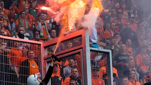 FOTO & VIDEO. Imagini șocante surprinse în Polonia: În încercarea de a calma galeria cu gaze, poliția a dat foc unui fan