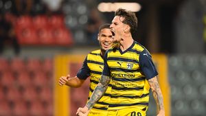 Impresarii părăsiți de Florinel Coman pentru că nu i-au găsit un transfer de top în Europa sunt aproape de lovitura deceniului cu vânzarea lui Dennis Man la Borussia Dortmund! „E interesată, dar nu poți spune că dă 14.000.000 de euro pe el”