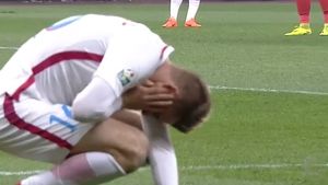 Niciun derby fără probleme! GALERIE FOTO | Fanii lui Dinamo l-au "atacat" cu torțe pe Planic. Ce s-a întâmplat în startul meciului