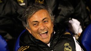 Mourinho e NEBUN!** Ce a făcut azi, la PRIMA ORĂ‚, după ce aseară Real sărbătorea titlul câștigat în fața BarÃ§ei! Cum își "asigură" un sezon perfect