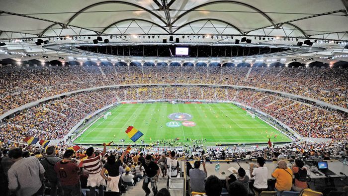 Ponta, prezent la reuniunea de care depinde candidatura României la CE 2020. Mircea Sandu: "16 stadioane sunt mai mari decât Arena Națională" UEFA va alege 13 orașe