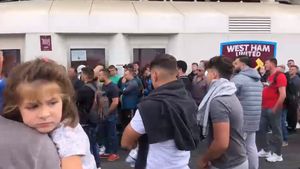 Scandal la casele de bilete din Londra! Fanii celor de la FCSB așteaptă să cumpere tichetele pentru meciul cu West Ham| VIDEO EXCLUSIV