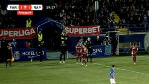 Scene uluitoare pe gazon: vedeta Rapidului l-a îmbrâncit pe Bogdan Lobonț! De la ce a pornit scandalul