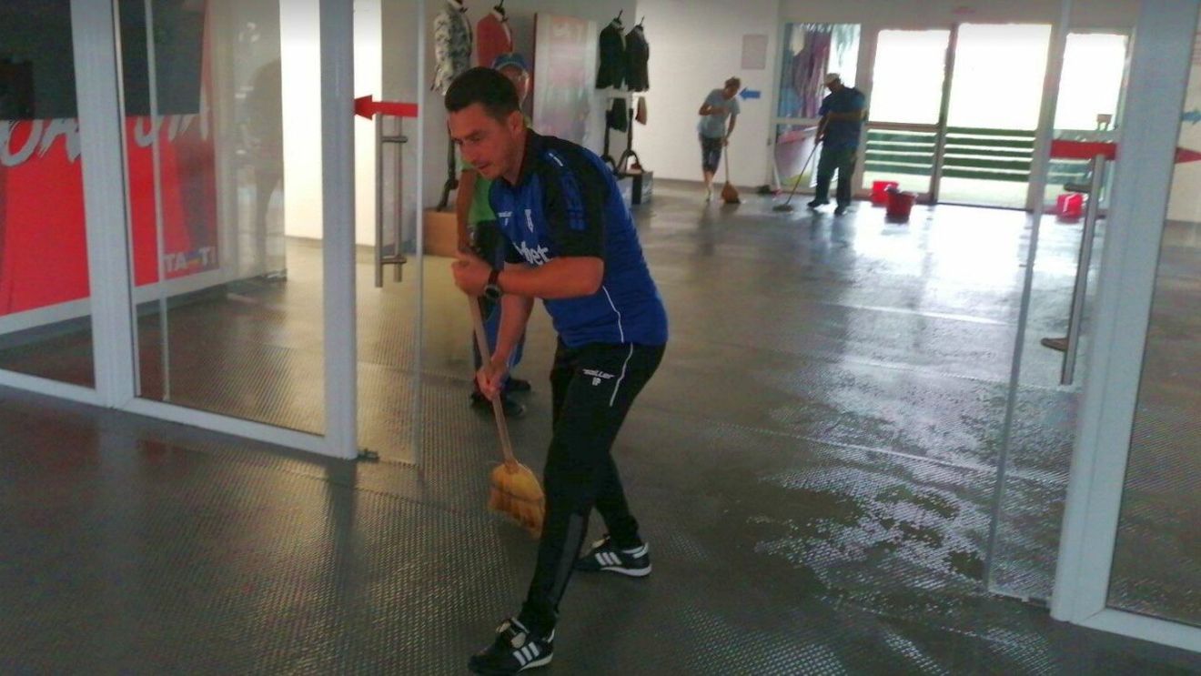 Imaginile zilei vin de la Arad: Ilie Poenaru a pus mâna pe mătură pentru a scoate apa din stadion! FOTO