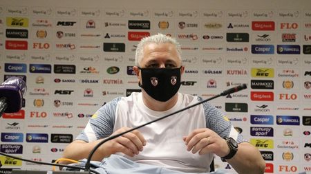 Marius Șumudică a venit cu masca pe figură la conferința de presă. „Nimeni nu se aștepta să ajungem o asemenea performanță"