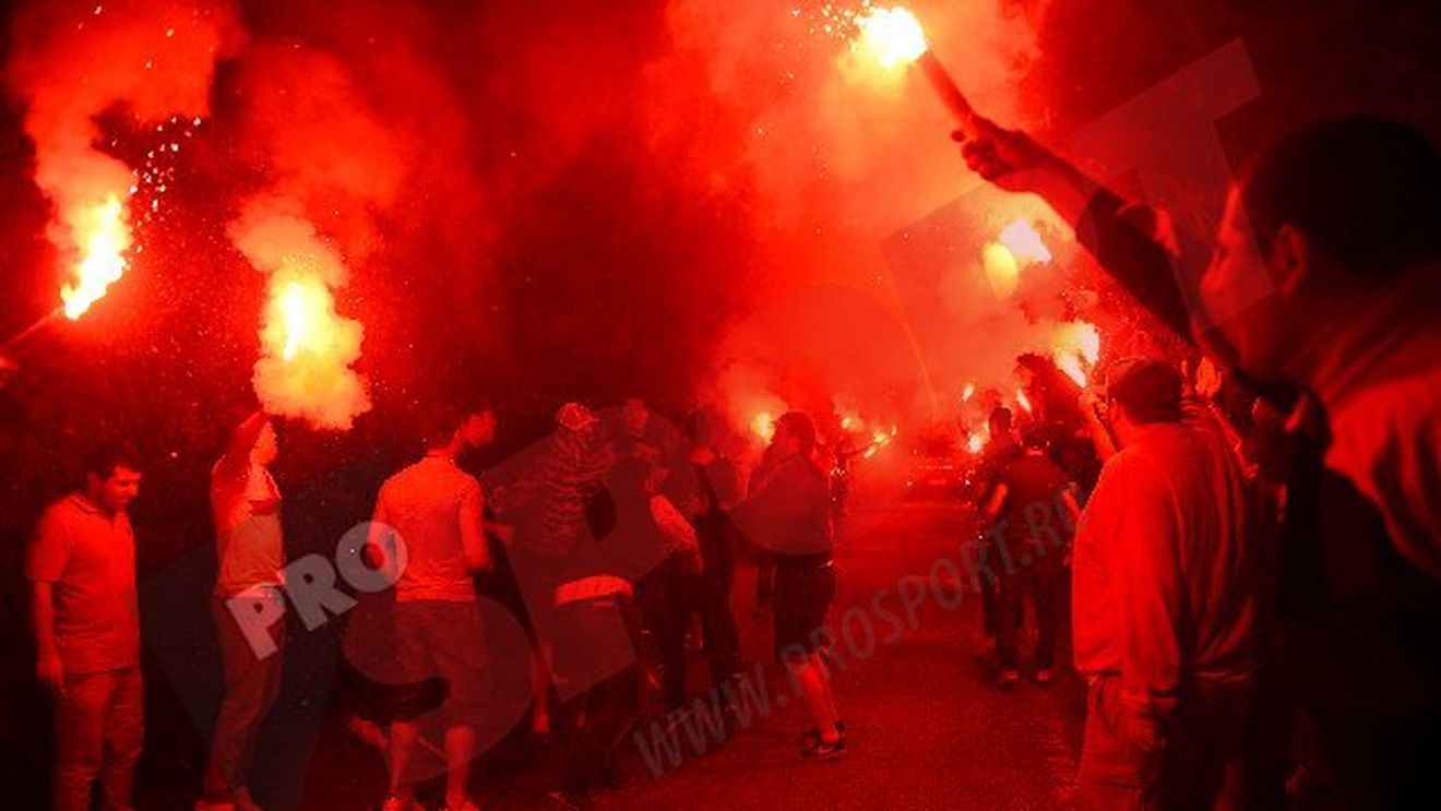 FABULOS! FOTO - Fanii Rapidului, exemplu de devotament total! Interziși pe stadion, ultrașii și-au luat revanșa față de jucători. Ce au făcut, în miez de noapte