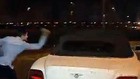 VIDEO | I-au lăsat nervii după eșecul cu Barcelona. Fanii Realului au atacat mașina lui Gareth Bale și i-au contestat pe jucătorii lui Ancelotti. Reacția lui Sergio Ramos