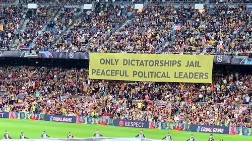 Ce vor să spună fanii Barcelonei cu bannerul afișat în startul meciului: ”Doar dictaturile întemnițează liderii politici pașnici”