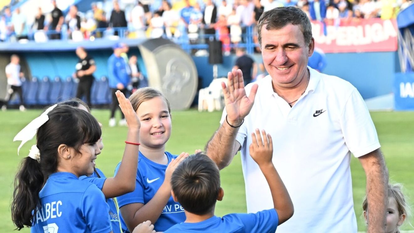 În urmă cu 8 ani, un puşti de 7 ani îl invita pe Gică Hagi la ziua sa. Acum, puştiul a terminat şcoala ca şef de promoție