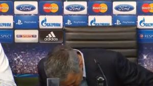 VIDEO Mourinho a luat-o razna după meciul cu City!** Jurnaliștii nu știau ce caută sub masă, dar ofițerul de presă a simțit pe sacoul lui "rateul" căutărilor :)