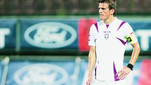 Lazăr:  "Promovează, nu cumpăra!"** Copos:  "Pleacă 5 de la Pro Rapid!"