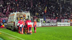 Momente de panică în Giuleşti. Medicii de pe ambulanță au intervenit de urgență după ce i s-a făcut rău şi l-au transportat la spital