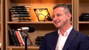 Președintele Camerei Deputaților, Alfred Simonis, și-a dorit să ajungă un mare fotbalist, dar a avut o problemă imensă: „Îmi zicea: «Ești ghips»”. Dezvăluiri în podcastul Altceva cu Adrian Artene. VIDEO