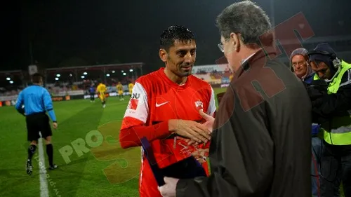 De la legendă la simbol!** Cornel Dinu l-a premiat pe Dănciulescu pentru atingerea cotei 200 de goluri marcate în Liga I