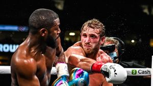 Nici boxul nu mai e ce-a fost! Floyd Mayweather nu l-a putut face KO pe Youtuberul Logan Paul: „A fost mai bun decât mă așteptam!" VIDEO