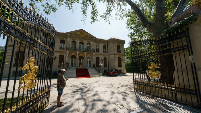 25.000.000 de euro pentru Palatul lui Gigi Becali. Clădirea emblematică a Bucureștiului are trei proprietari în acte: fiicele latifundiarului din Pipera
