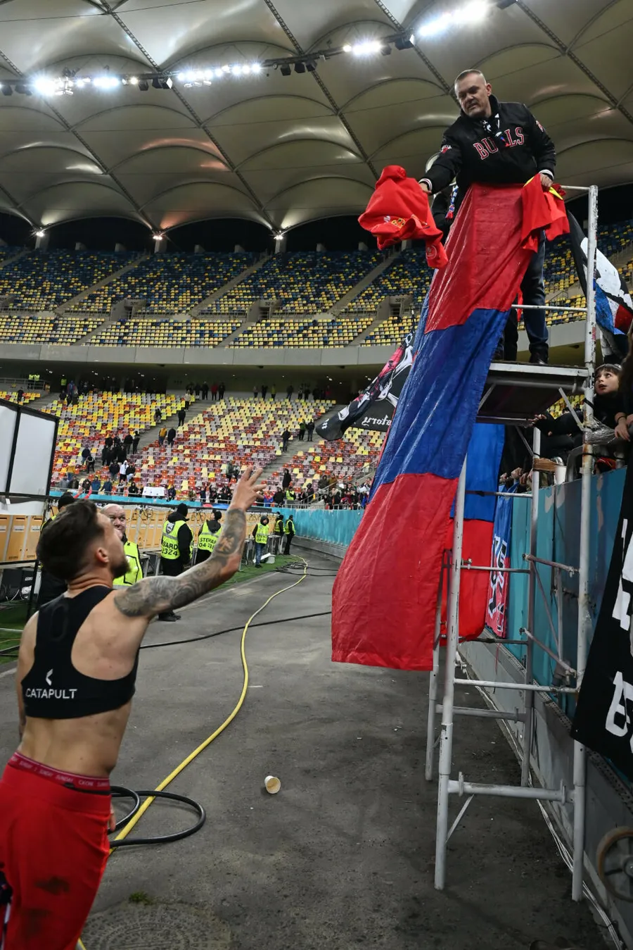 Fotbaliștii FCSB, dezbrăcați de Peluza Nord după victoria cu FC U Craiova