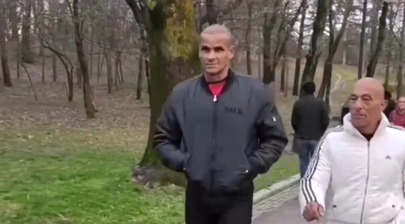 Marele Rivaldo, luat peste picior într-un parc din Craiova: „De unde ți-ai luat, mă, mersul ăsta?!”. Internetul a explodat după reacția golănească a celui care l-a filmat | VIDEO