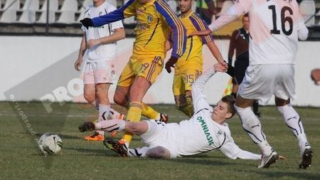 Răchită, ajutat de U Cluj!** Doi "studenți", împrumutați la Petrolul