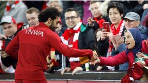 VIDEO | Salah i-a oferit tricoul unei fane, dar s-a trezit cu un... cadou. Reacția egipteanului :)